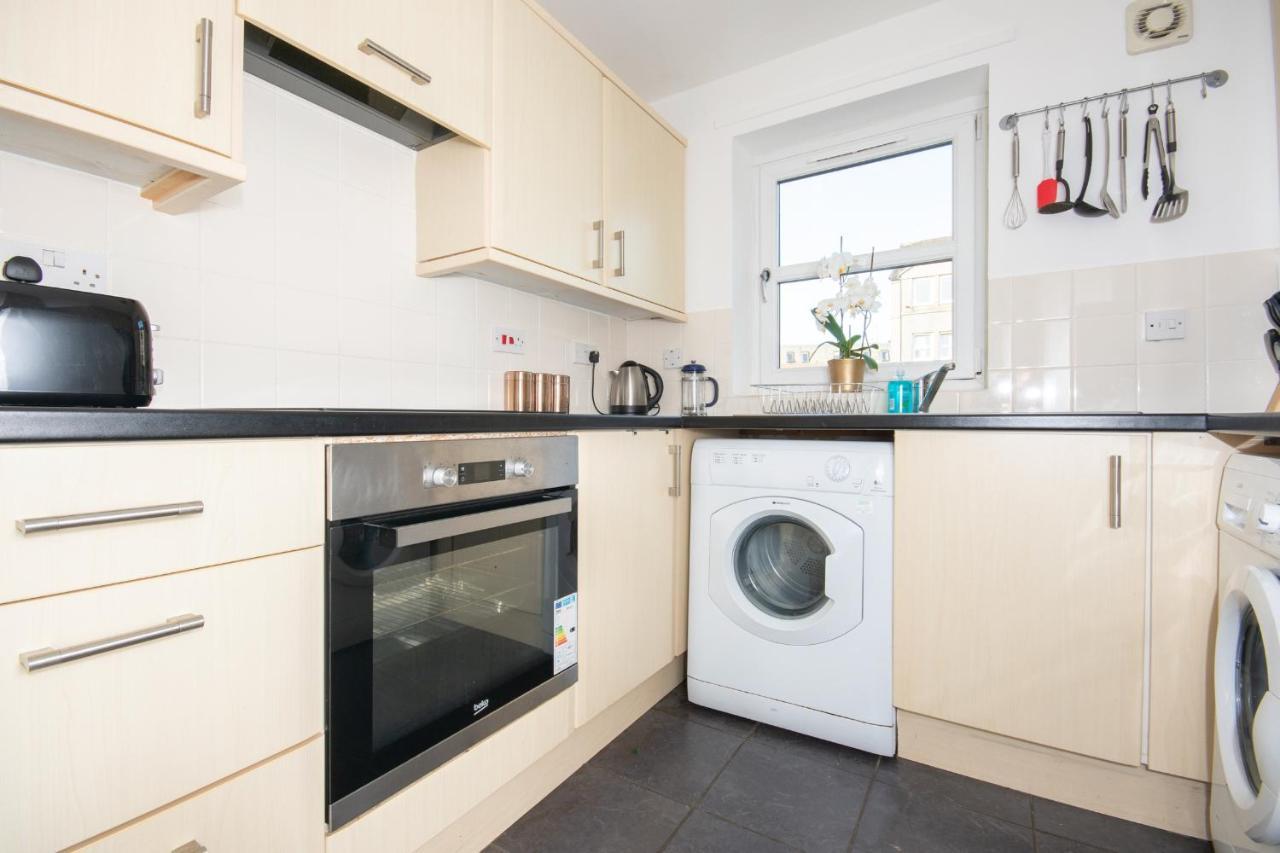 Dwellcome Home Ltd 2 Bedroom King & Double Central Apartment, Free Allocated Barrier Secured Parking Space At Rear Entrance & Fast Wifi, Ideal For Long Term Contractor, Corporate, Etc Stays, Regular Housekeeping Option - See Our Site For Assurance Aberdeen Luaran gambar